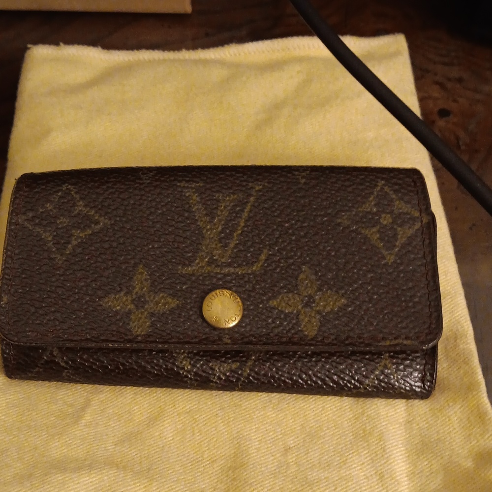 LOUIS VUITTON 4 KEY HOLDER AUTHENTIC